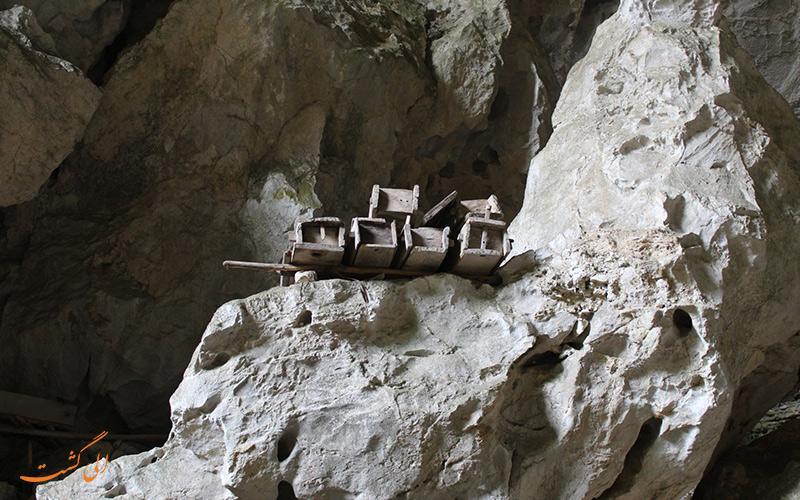 این مرده های اسرار آمیز از کوه آویزان شده اند!