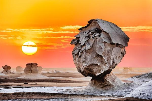 دنیای فرازمینی ها در صحرای سفید دنیای فرازمینی ها در صحرای سفید